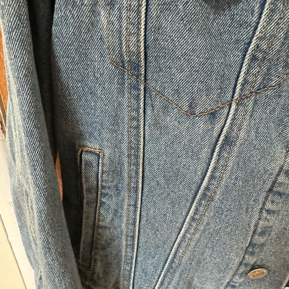 Levi's Women's Classic Blue Jean Jacket - Picture 4 of 6